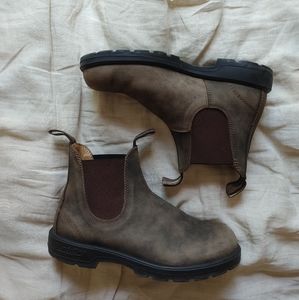 Woman's #585 Chelsea Blundstone Boots